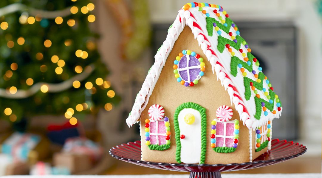 The Wilton Method: Gingerbread House and Cookies