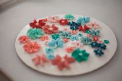 Emily Tatak of Wilton will show you how to make royal icing from scratch and use a variety of decorating tips in the cake decorating class. In this baking class you'll decorate your cake with flowers, with buttercream swirl icing.